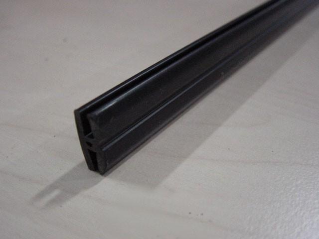 T_ MŰANYAG ÜVEGBEFOGO PROFIL H HOSSZ: 2000 MM FEKETE 0